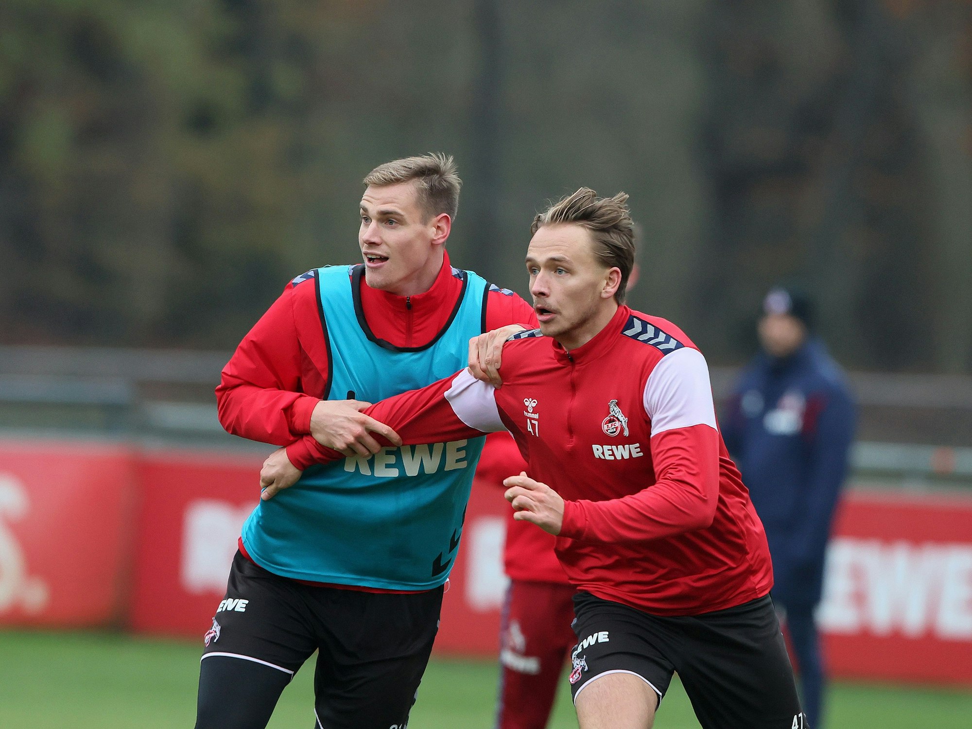 Mathias Olesen (r.), hier am 6. Dezember 2023 mit Steffen Tigges im Training, wird in die Schweiz ausgeliehen.