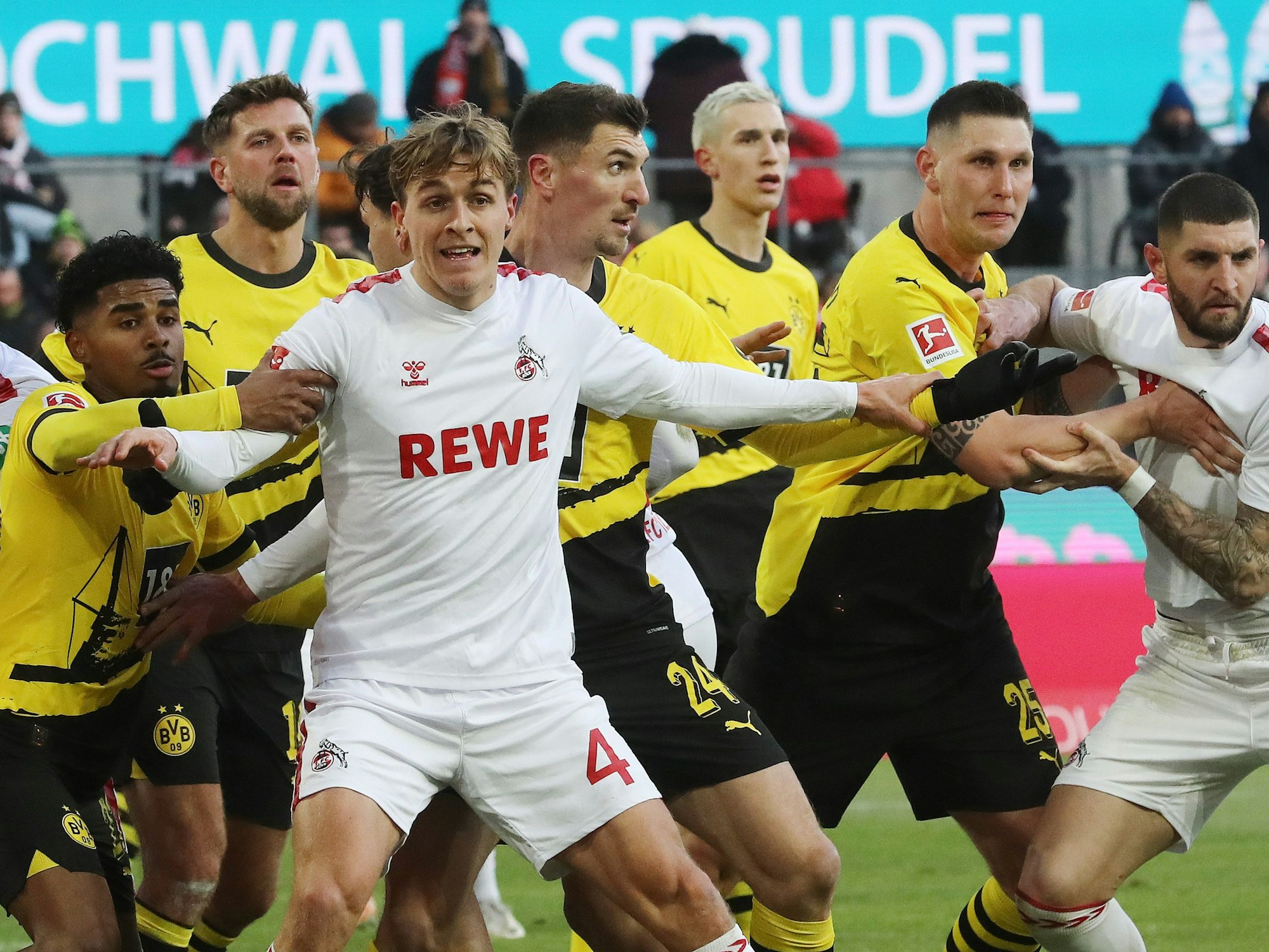 Gerangel vor einer Ecke beim Spiel zwischen dem 1. FC Köln und Borussia Dortmund.