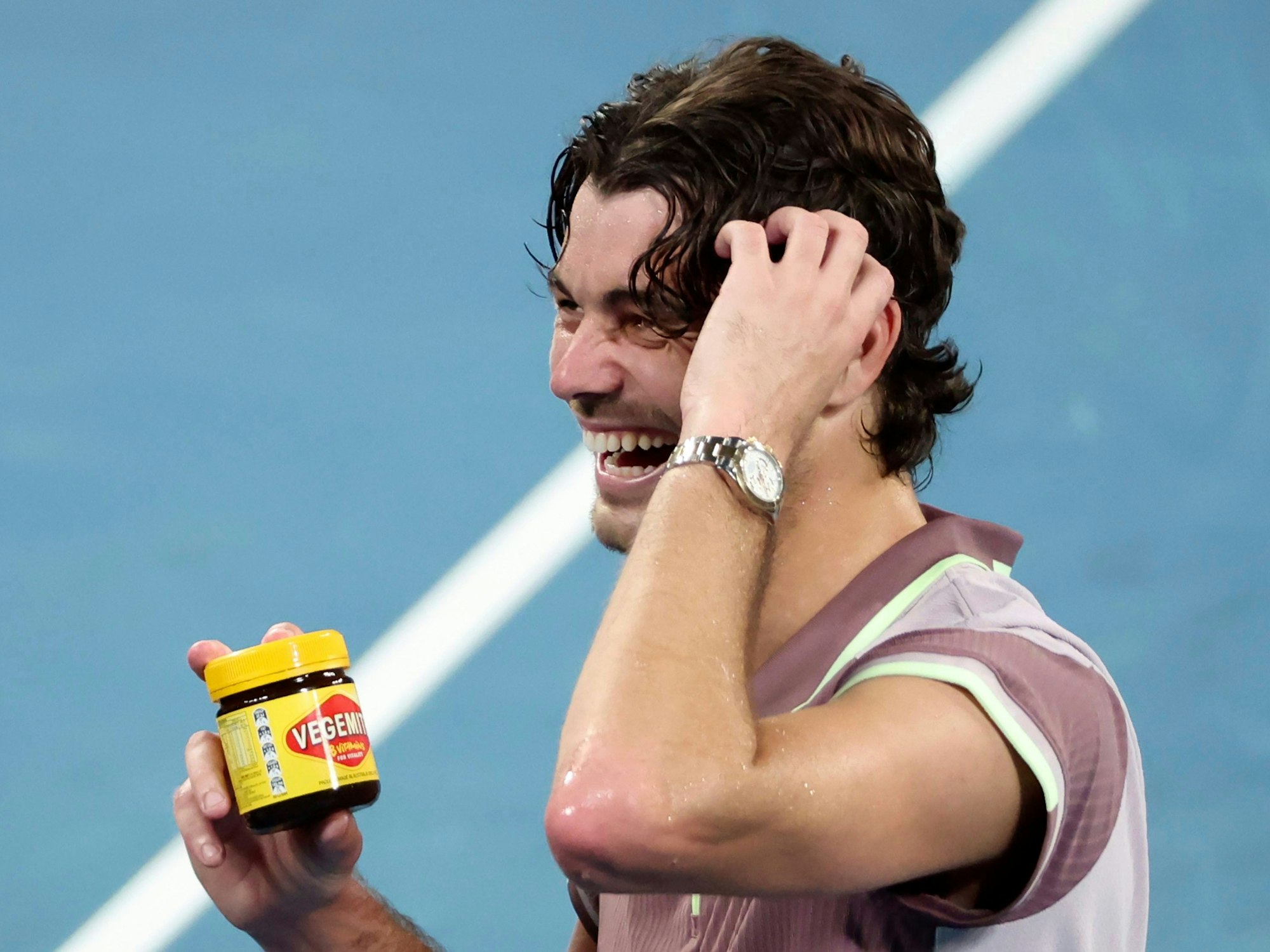 Direkt nach seinem Achtelfinal-Sieg gegen Stefanos Tsitsipas am 21. Januar 2024 bei den Australian Open bekam Taylor Fritz noch auf dem Court ein Glas Vegemite überreicht.
