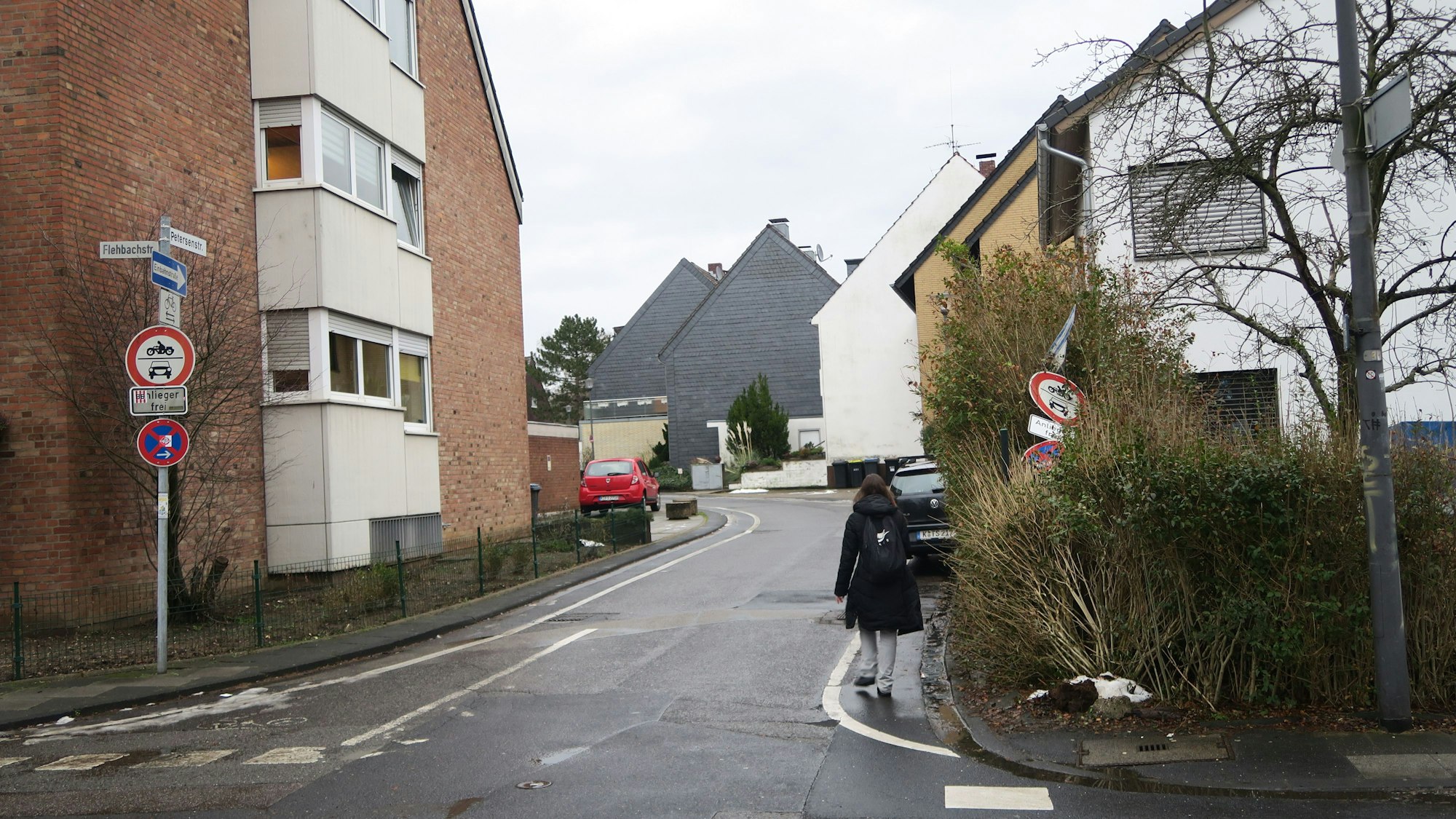 Der Schulweg vieler Kinder in Brück: Die Petersenstraße mit schmalen Gehwegen.