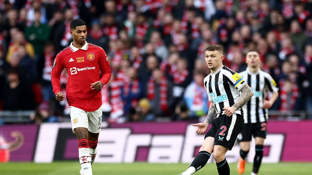 Kieran Trippier von Newcastle United nach einem Pass, links daneben Marcus Rashford von Manchester United.