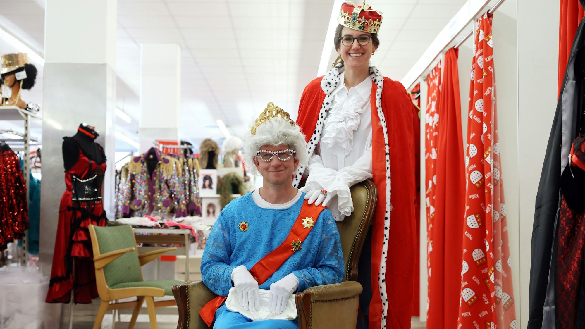 Barbara Grofe und Thorsten Breitkopf probieren verschiedene Verkleidungen in der Kölner Kostümkiste aus.






