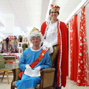Barbara Grofe und Thorsten Breitkopf probieren verschiedene Verkleidungen in der Kölner Kostümkiste aus.





