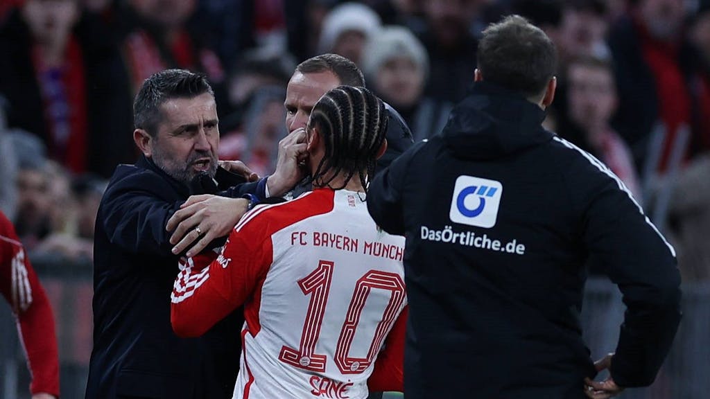 Nenad Bjelica greift Leroy Sané im Spiel von Union Berlin beim FC Bayern am ins Gesicht
