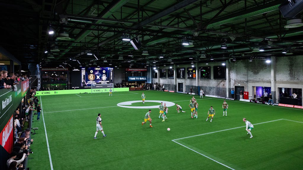 Zwei Teams spielen in der Motorworld in Köln ein Spiel der Baller League aus.