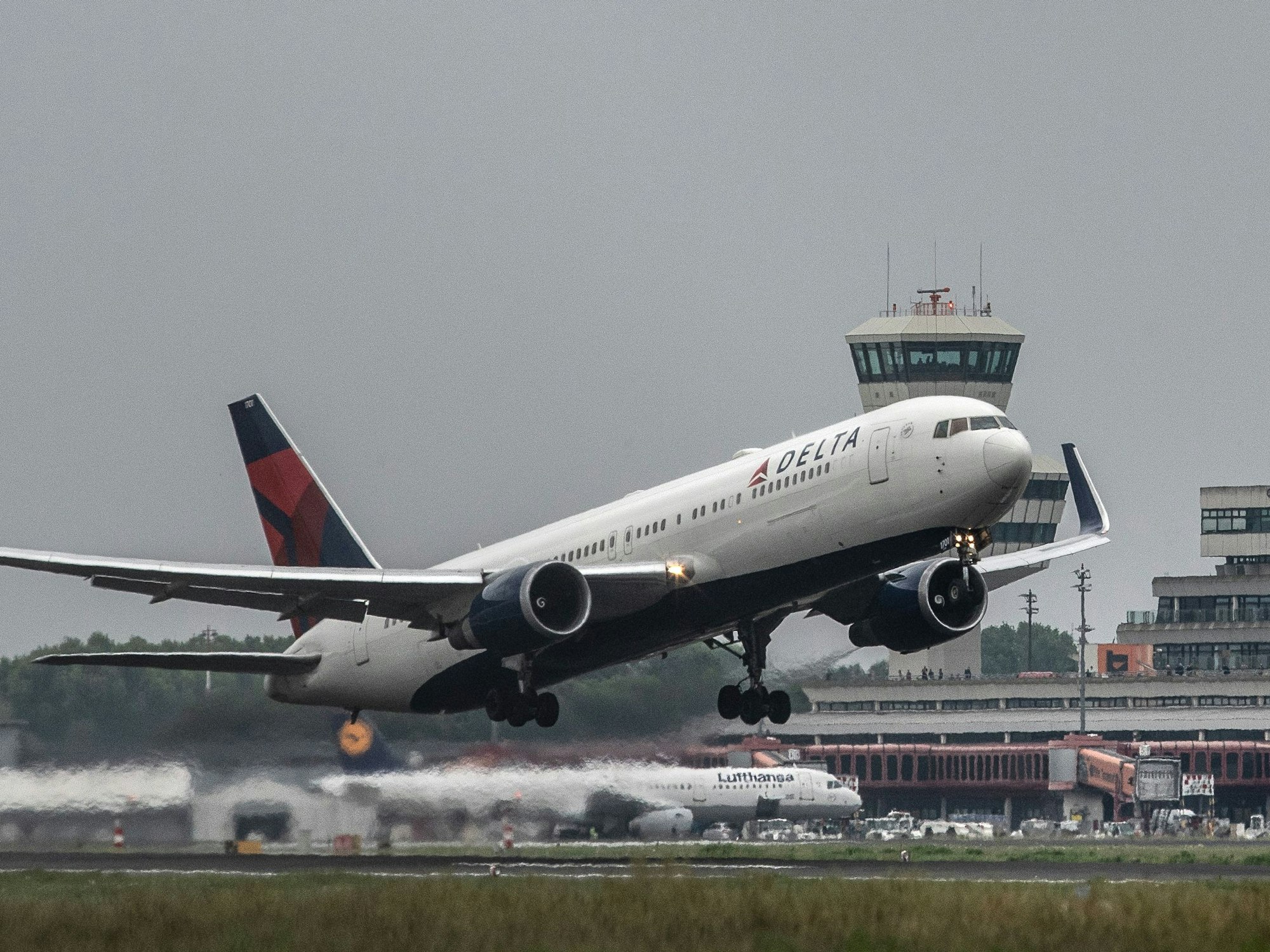 Ein Flugzeug der Fluglinie Delta Air Lines startet vom Flughafen Tegel in Berlin.