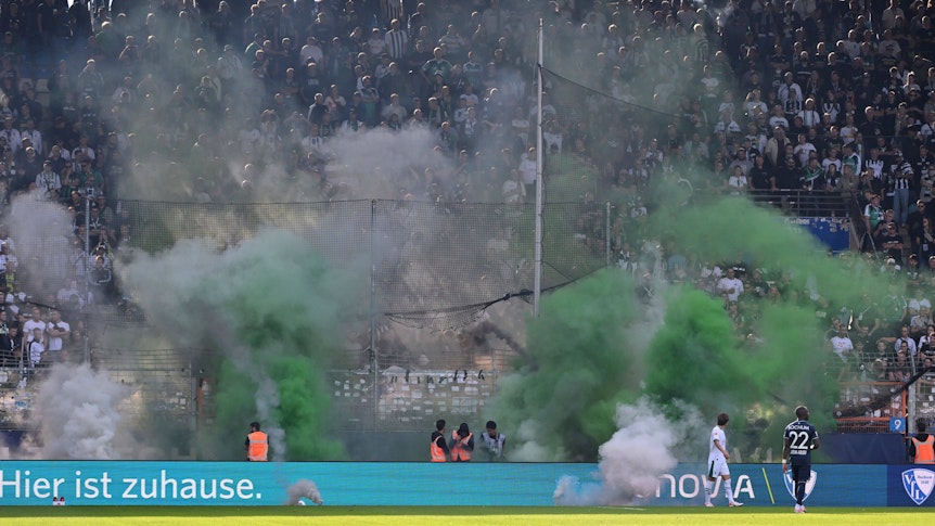 Entbrannte Rauchtöpfe während eines Spiels von Borussia Mönchengladbach.