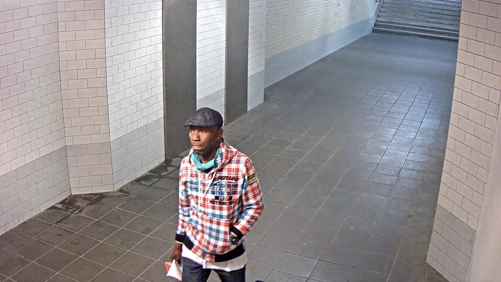 Ein Mann läuft durch den Bahnhof Messe/Deutz, gefilmt von Überwachungkameras.