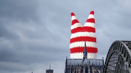 Rot weiße Häkelmütze von Doris P. auf dem Kölner Dom