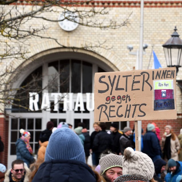 Protest gegen Rechts auf Sylt: Teilnehmerinnen und Teilnehmer stehen vor dem Rathaus in Westerland am Samstag (20. Januar)