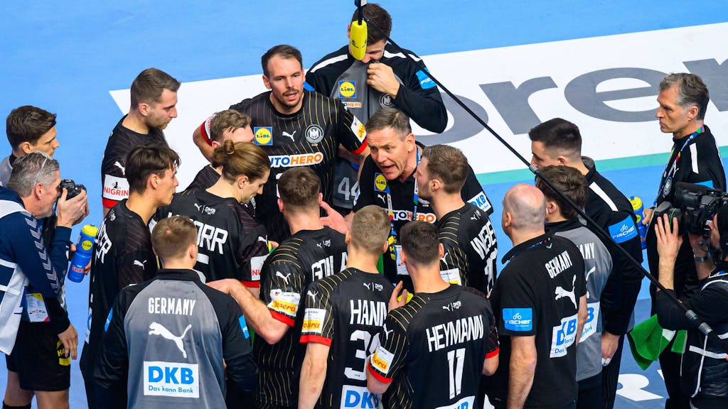Die deutschen Handballer im letzten Hauptrundenspiel der Handball-EM gegen Kroatien bei einer Auszeit. In der ARD wurden in der Übertragung auch die Prämien der Spieler diskutiert.