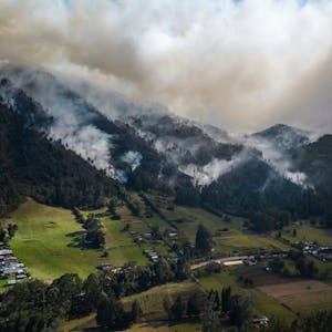 23.01.2024, Kolumbien, Nemocon: Rauch steigt von einem Feuer auf, das an den Hängen der Berge um Nemocon, nördlich von Bogota, brennt.