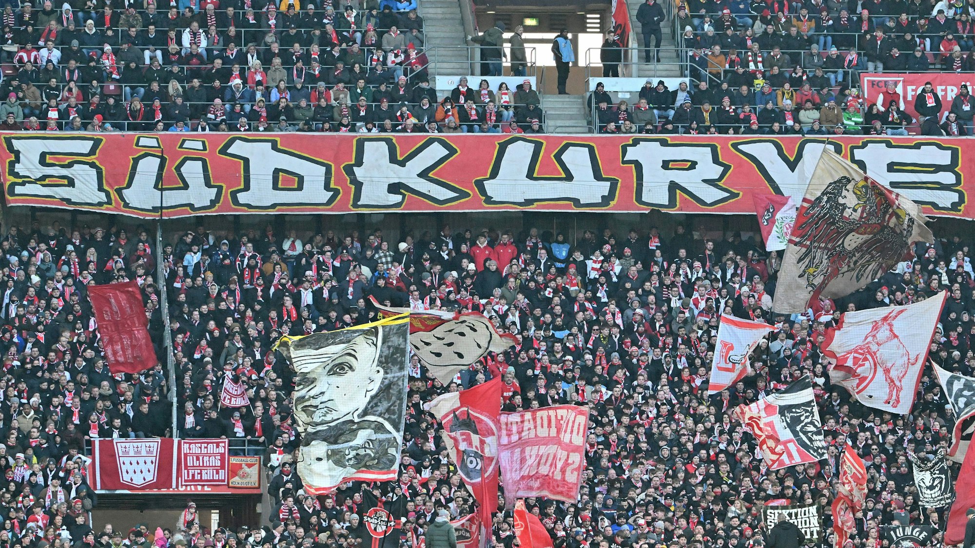 FC-Fans mitsamt der Südkurve stehen in schwierigen sportlichen Zeiten hinter dem 1. FC Köln.