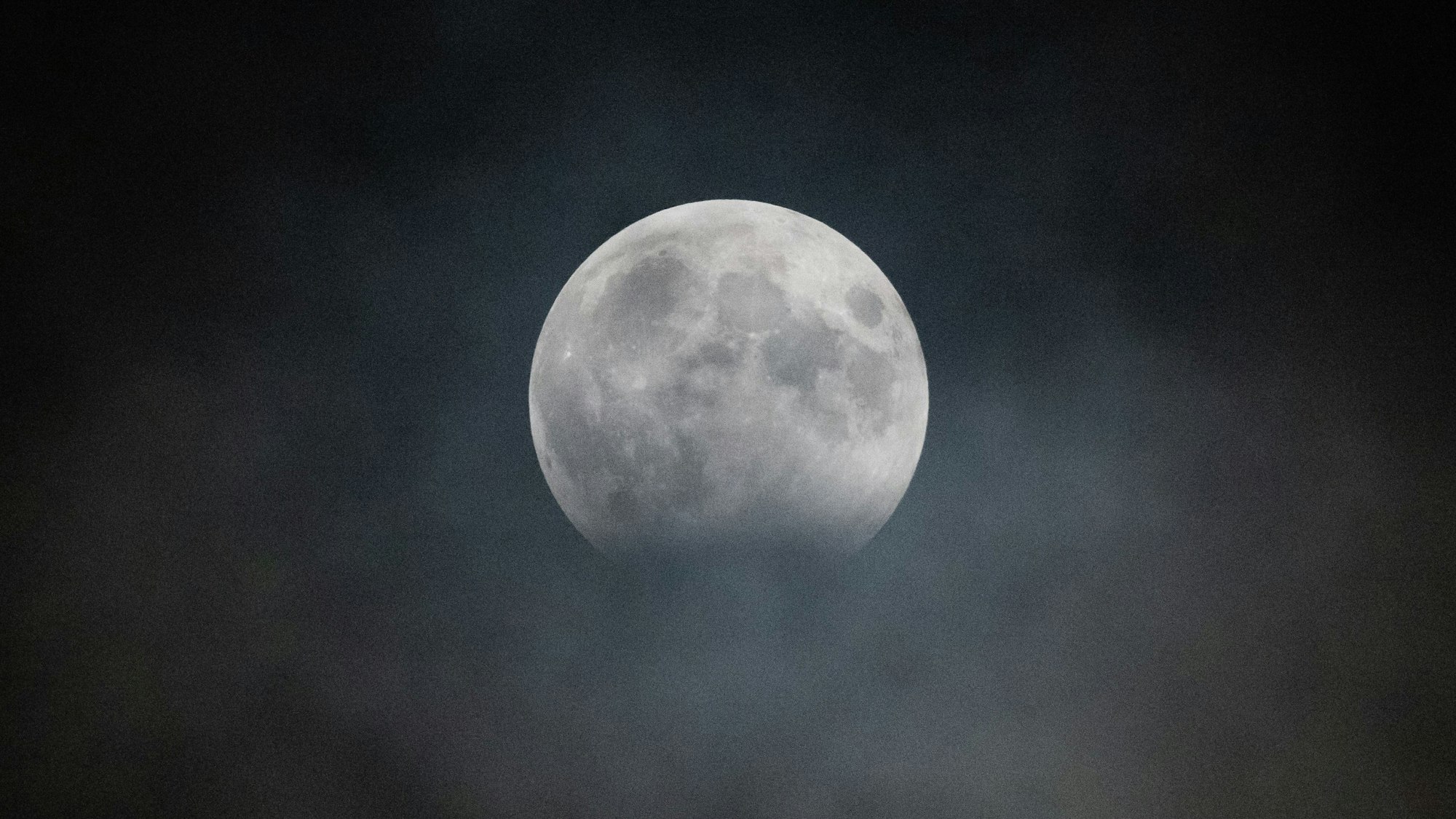 Am Himmel ist eine partielle Mondfinsternis zu sehen.