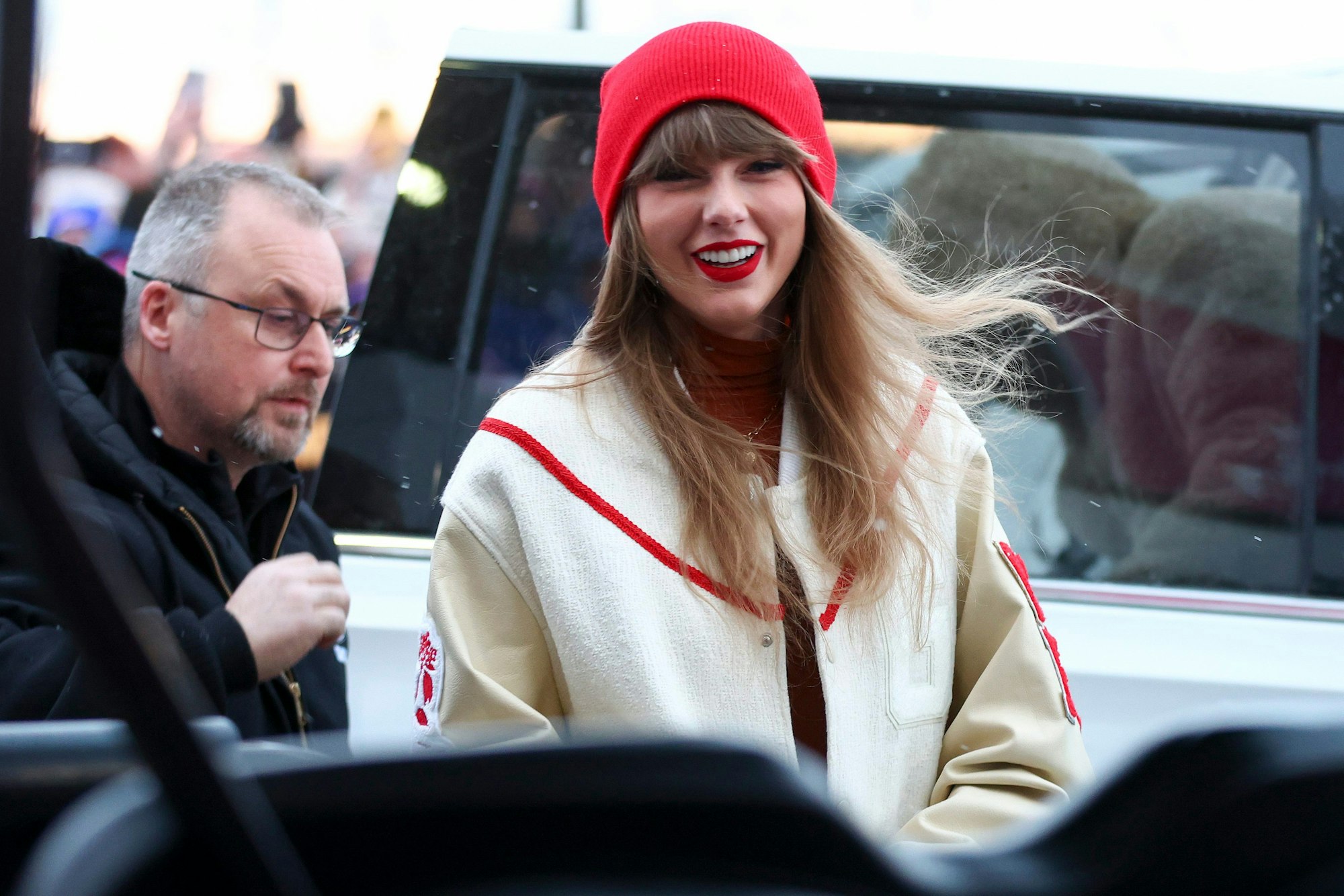 Taylor Swift mit roter Mütze.
