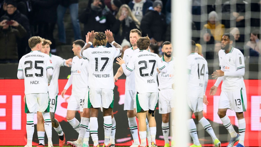Spieler von Borussia Mönchengladbach bejubeln einen Treffer.