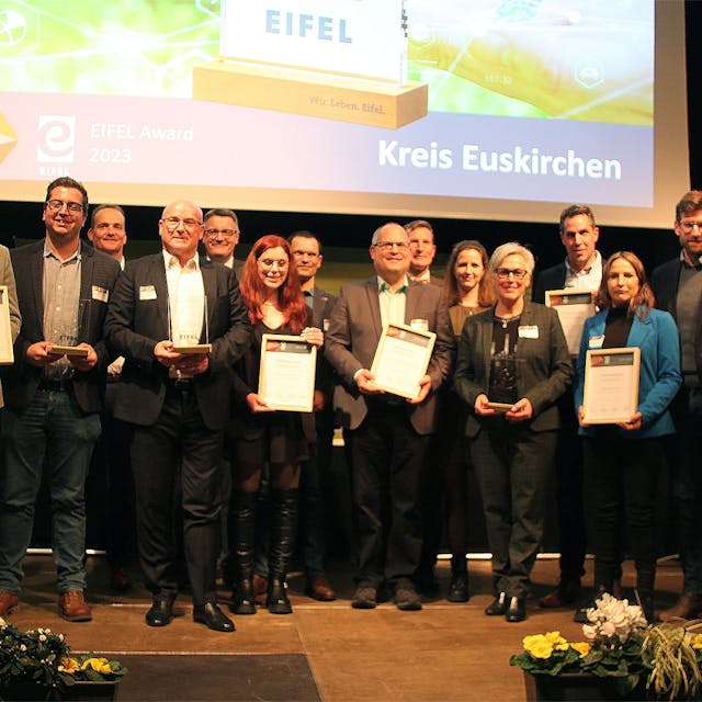 Mit Urkunden stehen die Gewinner des diesjährigen Eifel Awards auf der Bühne.