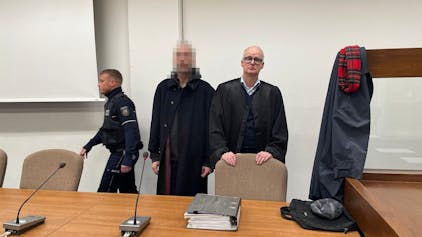 Der Angeklagte mit seinem Verteidiger Peter Syben kurz vor der Urteilsverkündung im Landgericht Köln