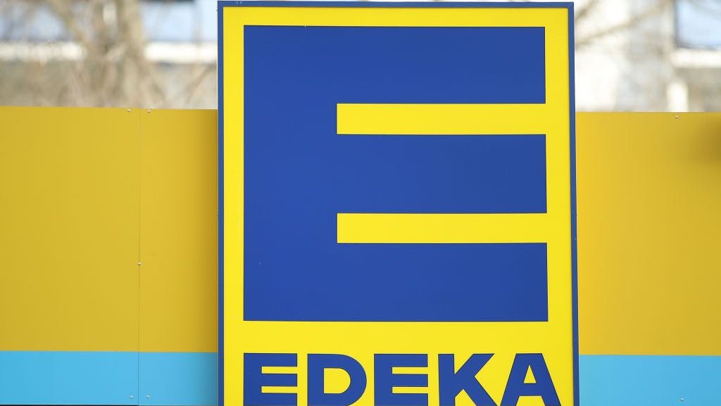 Das Symbolfoto zeigt das Edeka-Logo einer Filiale in Berlin am 19. Februar 2018.