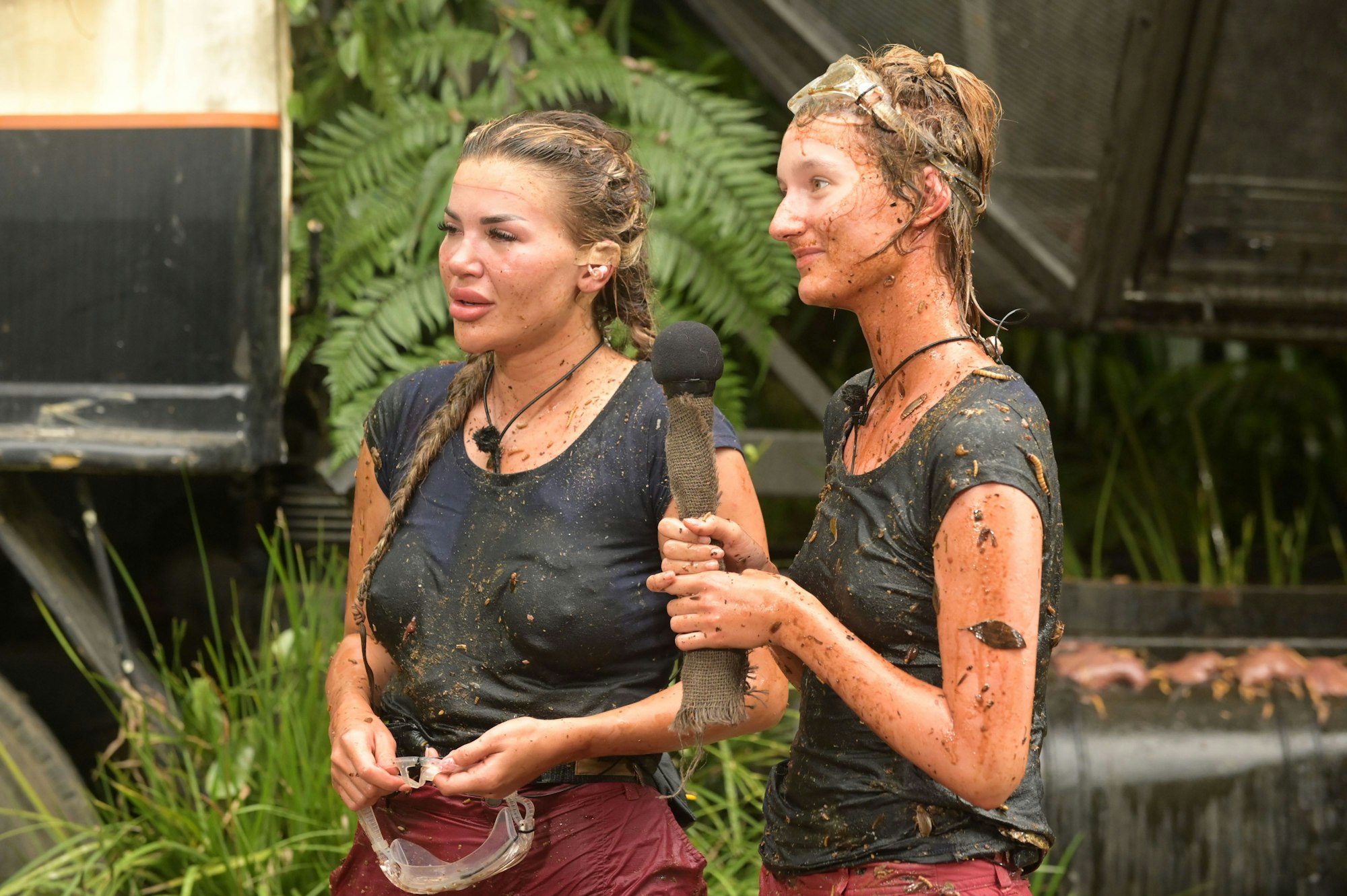 Anya Elsner (r.) und Kim Virginia nach der Dschungelprüfung „Bähtonmischer“