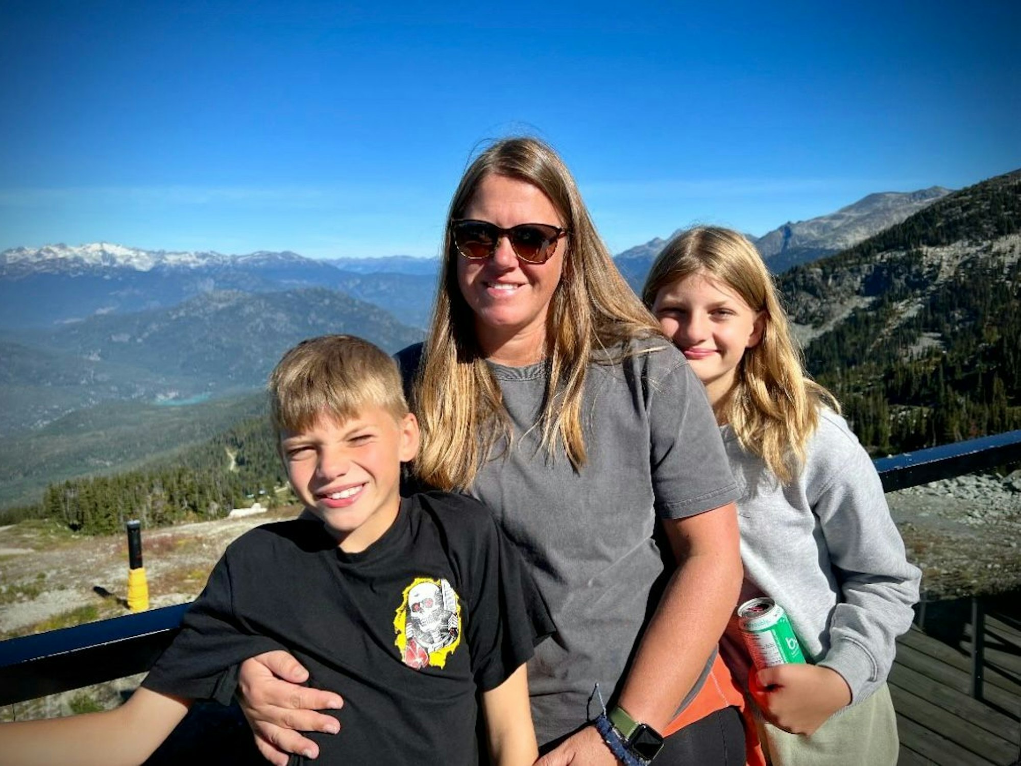 Anke Meider steht mit ihren beiden Kindern vor einem kanadischen Panorama.