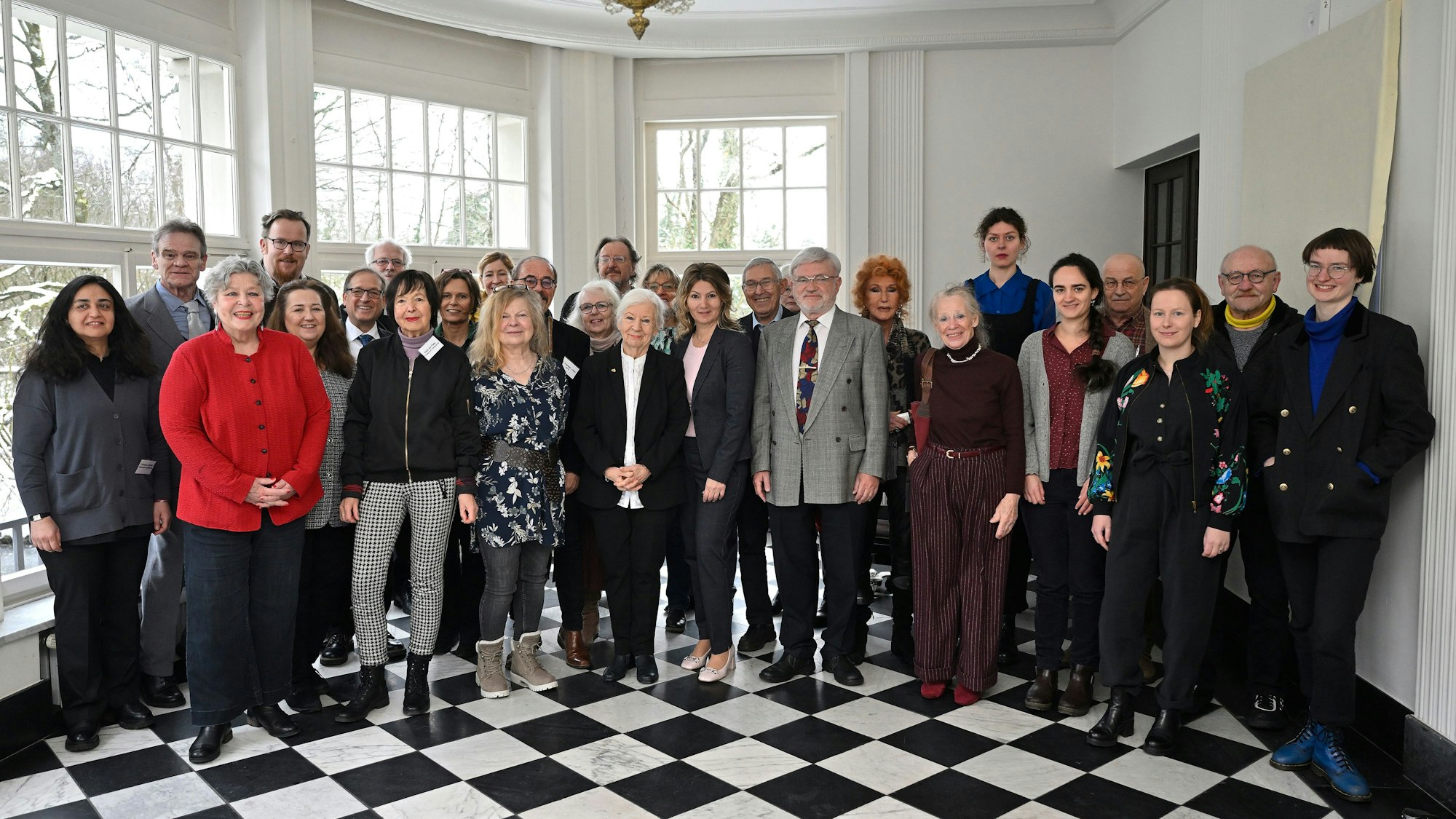 Vorstandsmitglieder der Gruppe 48, darunter die neue Vorsitzende Fatmanur Kalkan (l.), Sponsoren, Gäste aus der Politik und ausgezeichnete Autorinnen und Autoren stellten sich in Schloss Eulenbroich in Rösrath zum Gruppenfoto auf.