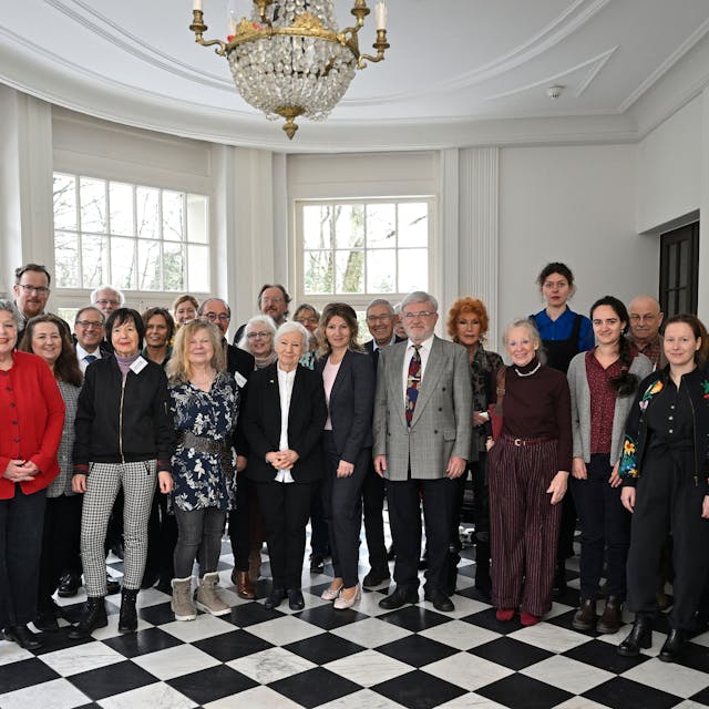Vorstandsmitglieder der Gruppe 48, darunter die neue Vorsitzende Fatmanur Kalkan (l.), Sponsoren, Gäste aus der Politik und ausgezeichnete Autorinnen und Autoren stellten sich in Schloss Eulenbroich in Rösrath zum Gruppenfoto auf.