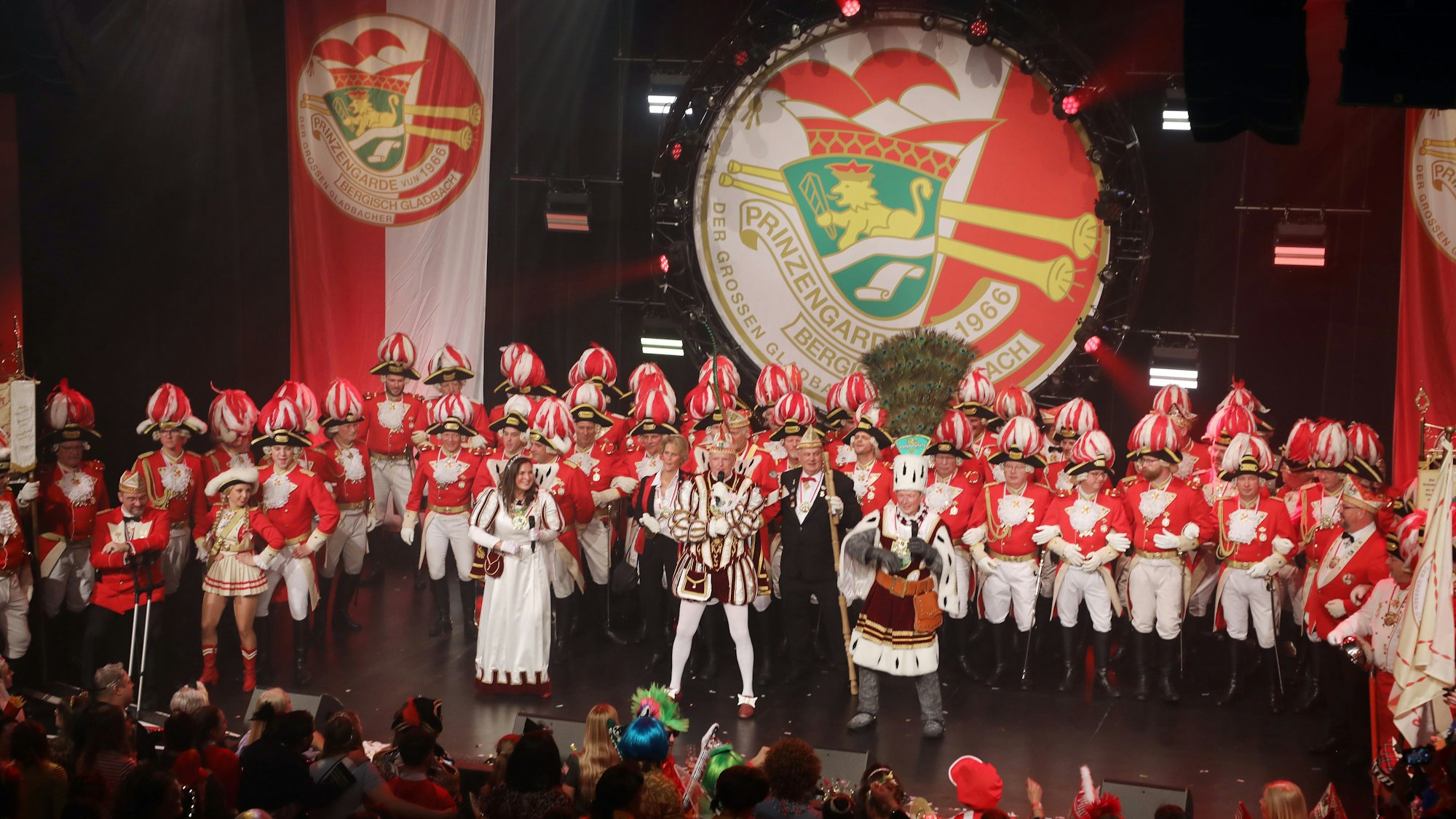 Auf der Bühne des Bergischen Löwens stehen das Bergisch Gladbacher Dreigestirn, die Prinzengarde und ihr Tanzpaar.