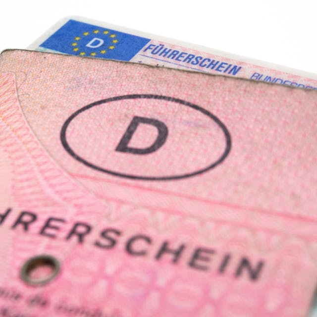 Ein rosa Führerschein (Papier-Führerschein) liegt auf einem neuen Führerschein-Exemplar.&nbsp;