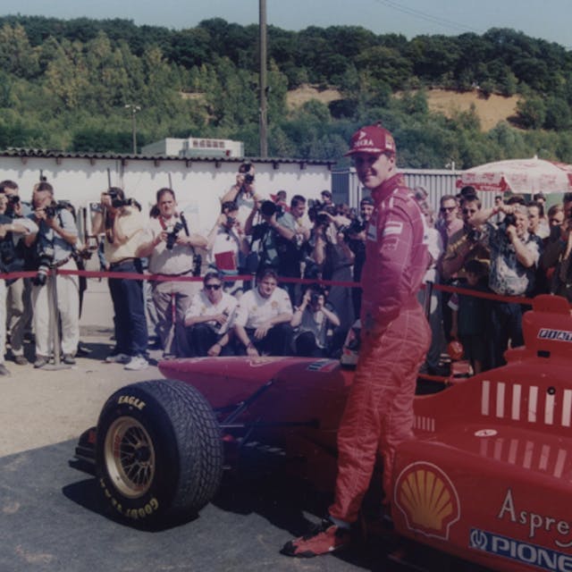 Auf dem Foto ist Michael Schumacher vor seinem roten Ferrari bei einem Termin 1996 in Kerpen zu sehen.