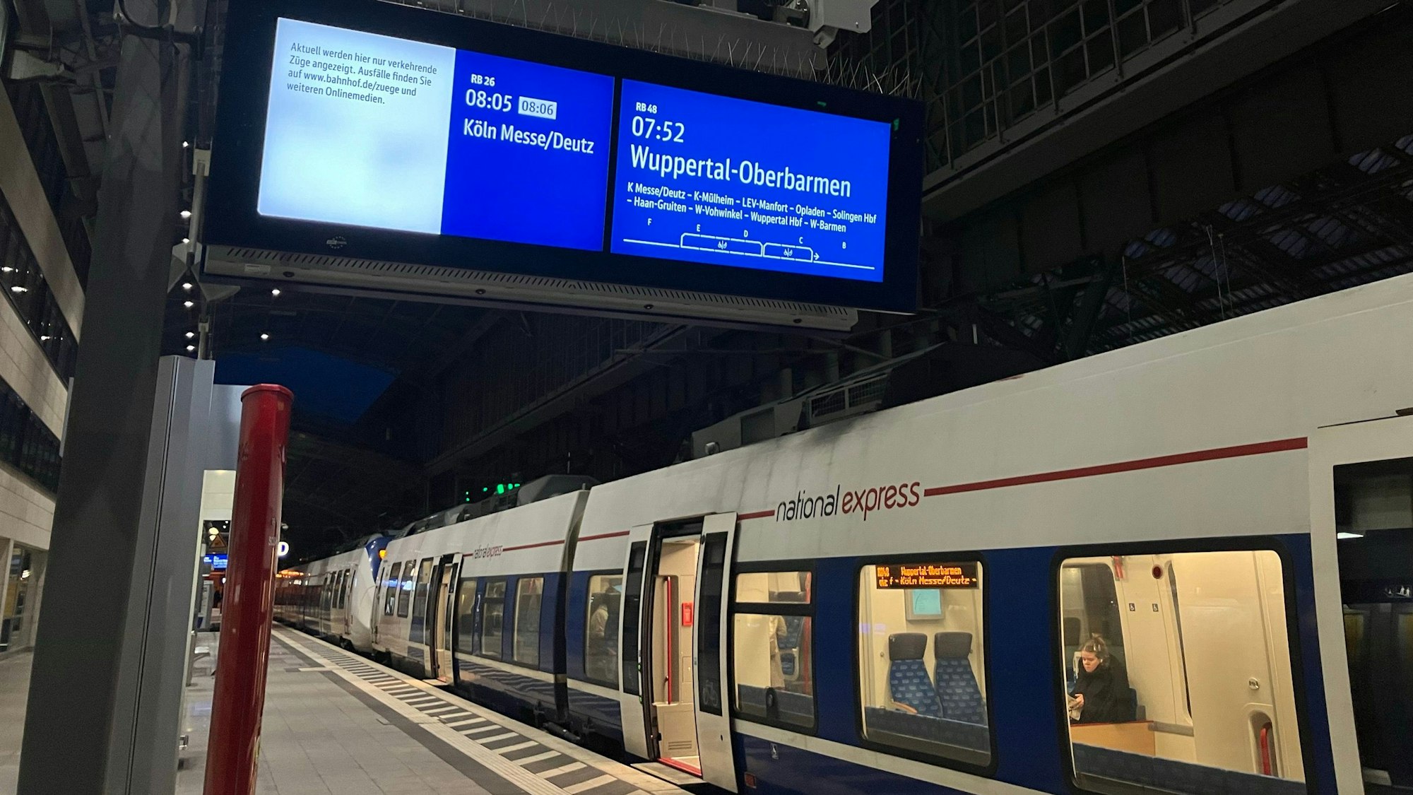 Der Kölner Hauptbahnhof während des Streiks am Mittwochmorgen: Vereinzelt fahren Züge, so auch die RB 48 von National Express.