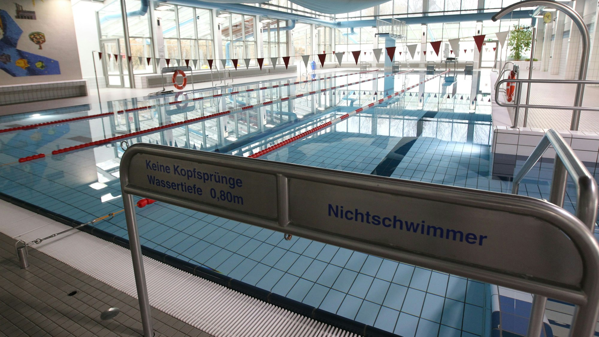 Zu sehen ist das Schwimmbecken im Niederkasseler Helmut-Loos-Hallebad.