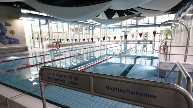 Zu sehen ist das Schwimmbecken im Niederkasseler Helmut-Loos-Hallebad.