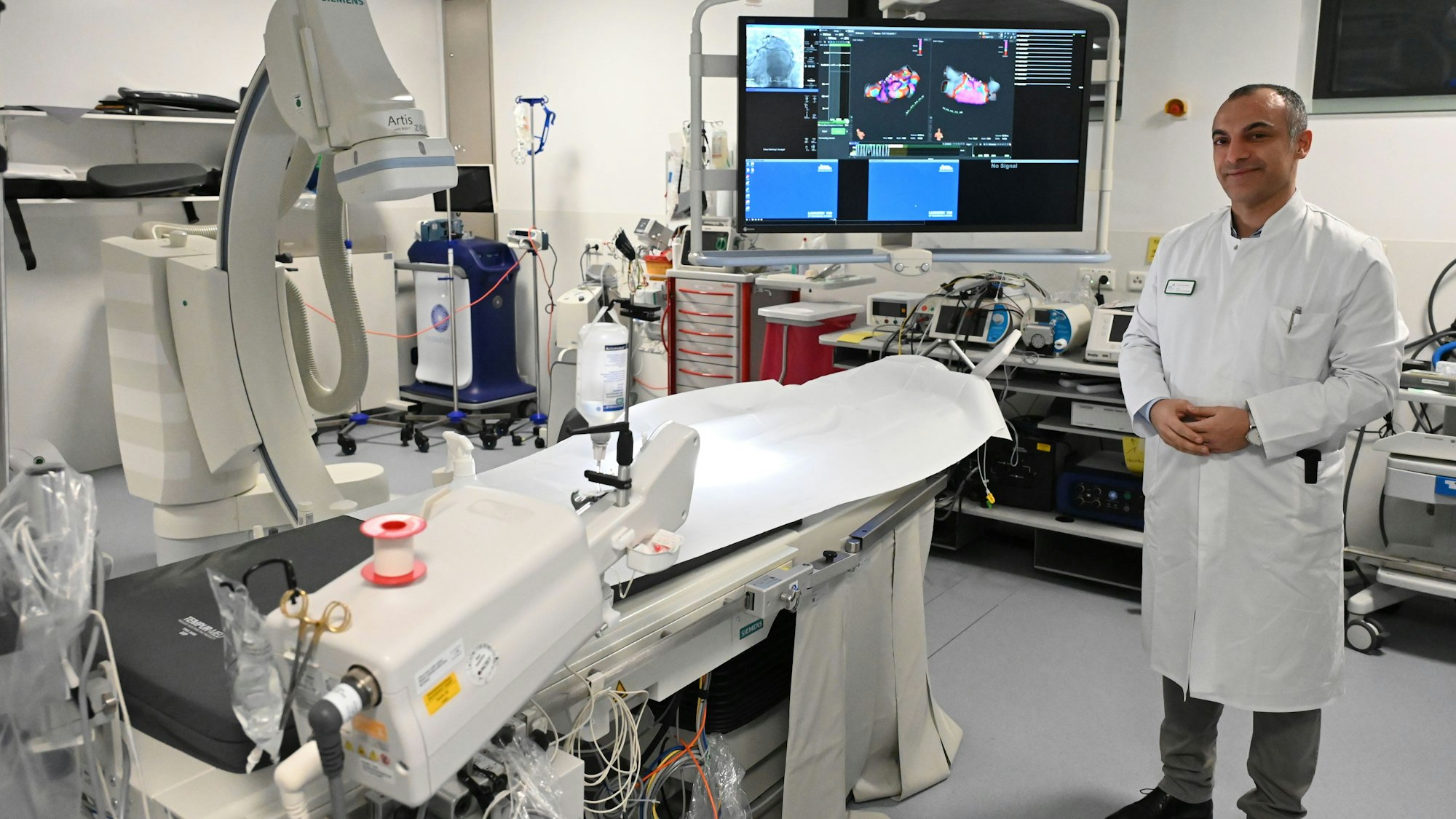 Dr. Erol Saygili steht er an seinem Arbeitsplatz in einem der Herzkatheter-Labore in der Kardiologie des Kreiskrankenhauses Mechernich.
