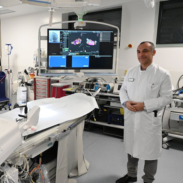Dr. Erol Saygili steht er an seinem Arbeitsplatz in einem der Herzkatheter-Labore in der Kardiologie des Kreiskrankenhauses Mechernich.