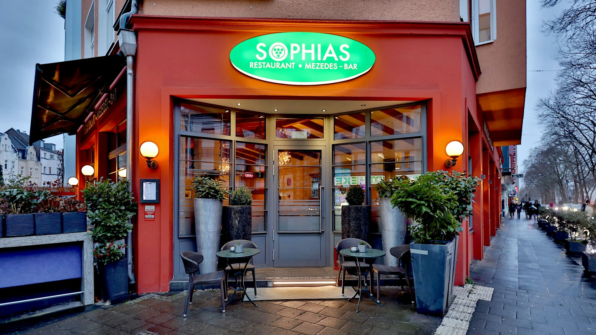 Die Eingangsfassade des Kölner Restaurants Sophias in Klettenberg.
