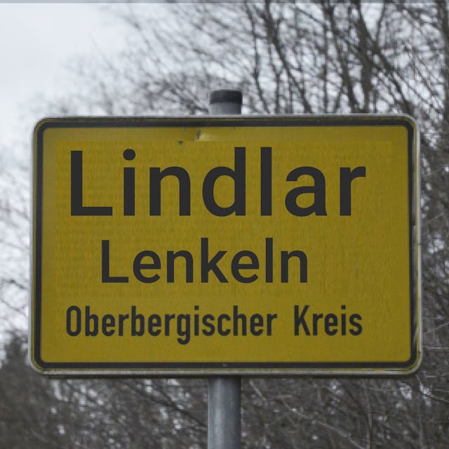 Die Montage zeigt das Ortseingangsschild von Lindlar mit dem Zusatz Lenkeln.