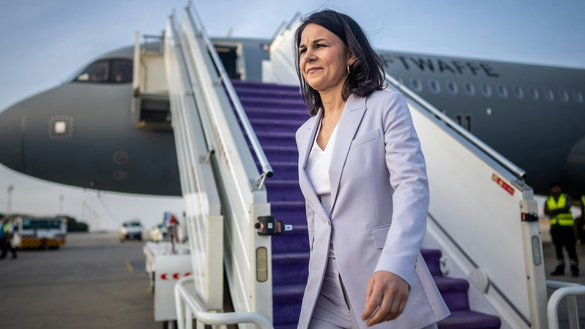 Annalena Baerbock (Bündnis90/Die Grünen), Außenministerin, steigt aus dem A321LR der Flugbereitschaft auf dem Flugplatz in Dschidda.