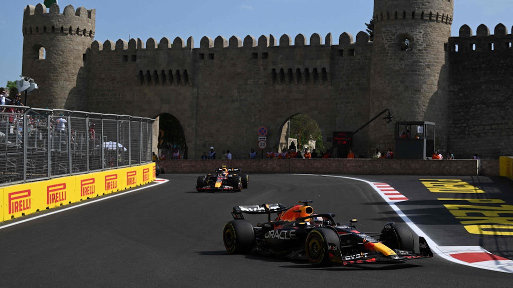 Max Verstappen und Sergio Perez auf der Strecke in Baku, Aserbaidschan.