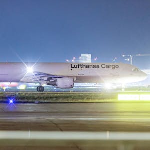 Ein Airbus A321 der deutschen Fluggesellschaft Lufthansa steht am Flughafen Frankfurt am Main. Mehrere Warnleuchten sind angeschaltet. (Symbolbild)