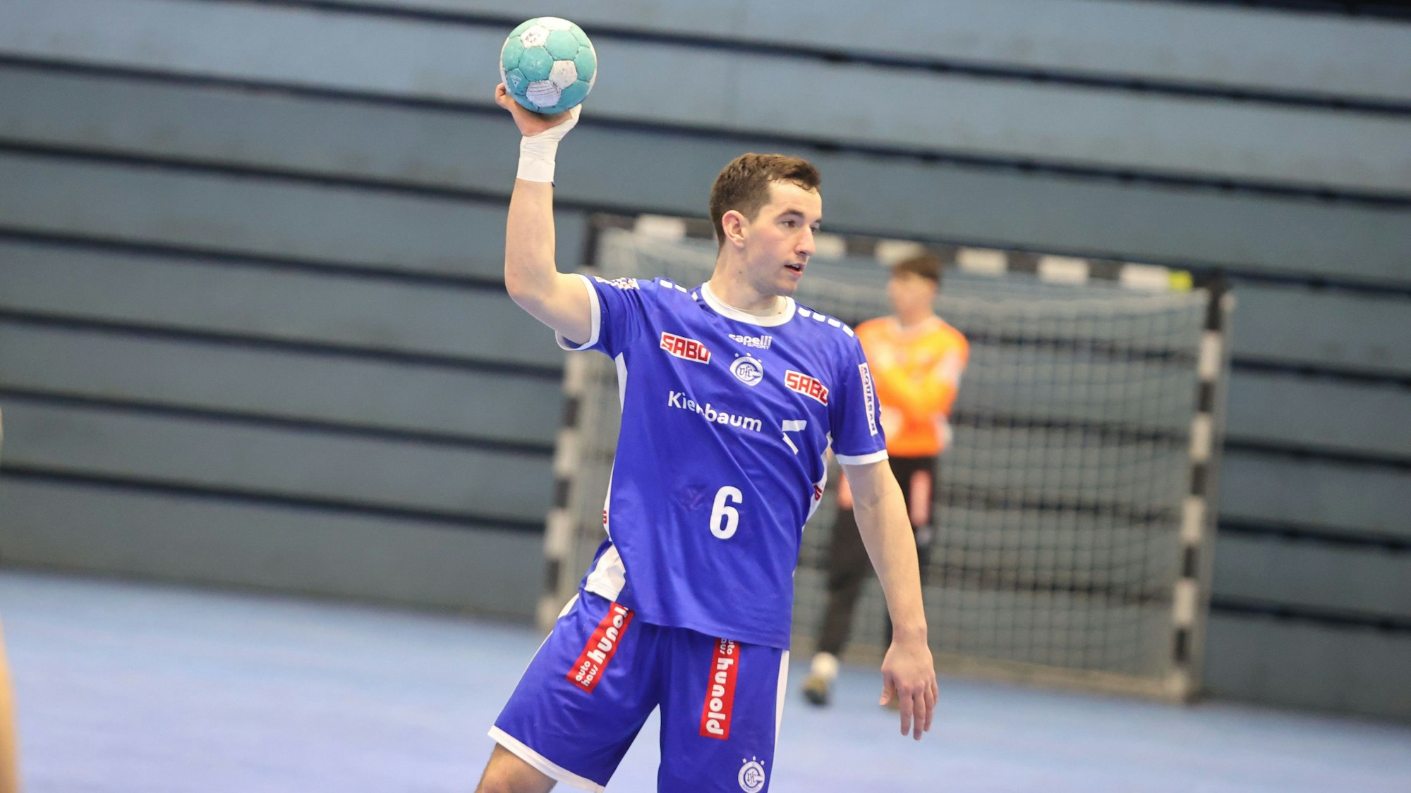 VfL-Handballer Giacomo Hrovatin steht mit dem Ball in der rechten Hand und schaut, wohin er ihn werfen kann.