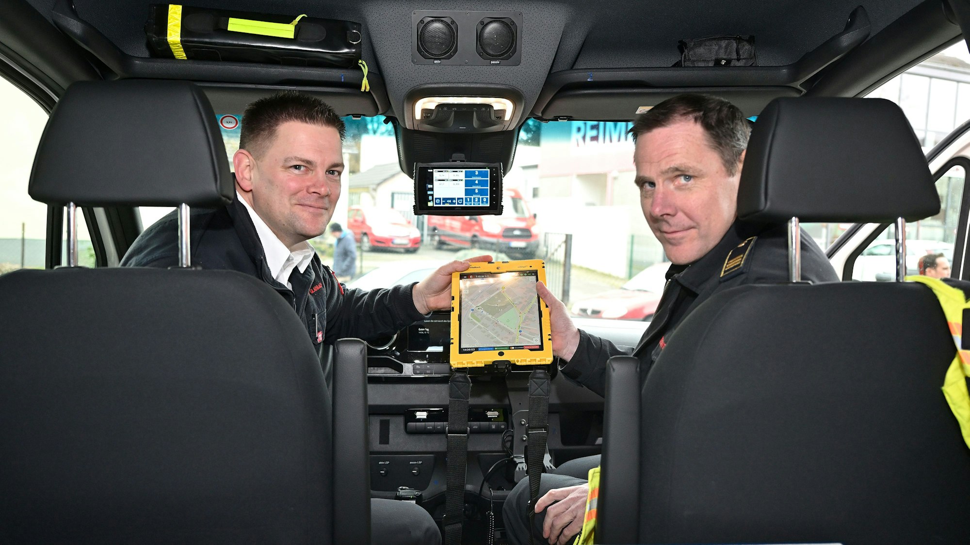 Computer-Tablets wie Feuerwehrchef Jörg Köhler (r.) und Technikabteilungsleiter Axel Merten eins in Händen halten, gibt's nun auf allen Einsatzführungsfahrzeugen der Feuerwehr.