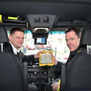 Computer-Tablets wie Feuerwehrchef Jörg Köhler (r.) und Technikabteilungsleiter Axel Merten eins in Händen halten, gibt's nun auf allen Einsatzführungsfahrzeugen der Feuerwehr.