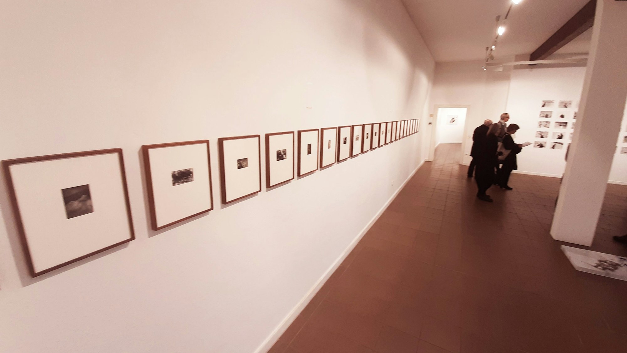 Ausstellung "An den Rändern" im Museum Morsbroich und dem Kunstverein Leverkusen, kuratiert von Miriam Edmunds (l.) aus Basel und Maxie Fischer aus Berlin.