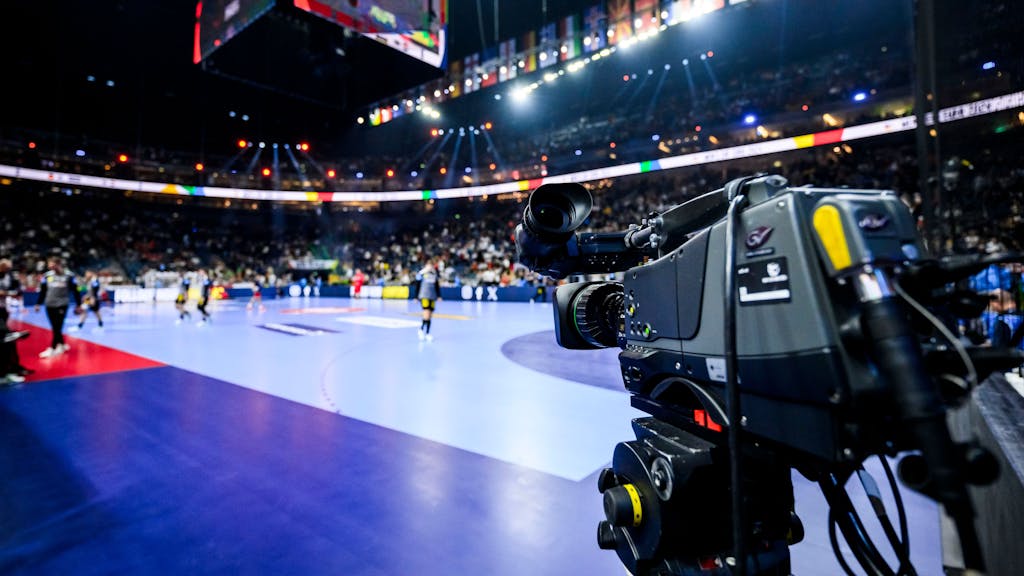 Eine TV-Kamera beim Hauptrundenspiel der Handball-EM zwischen Deutschland und Kroatien in der Lanxess-Arena.