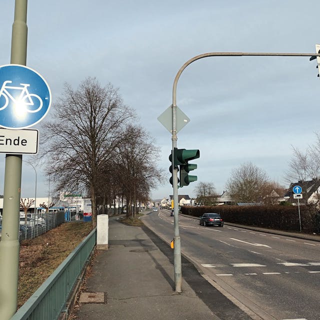 Straße mit Schild Radweg Ende
