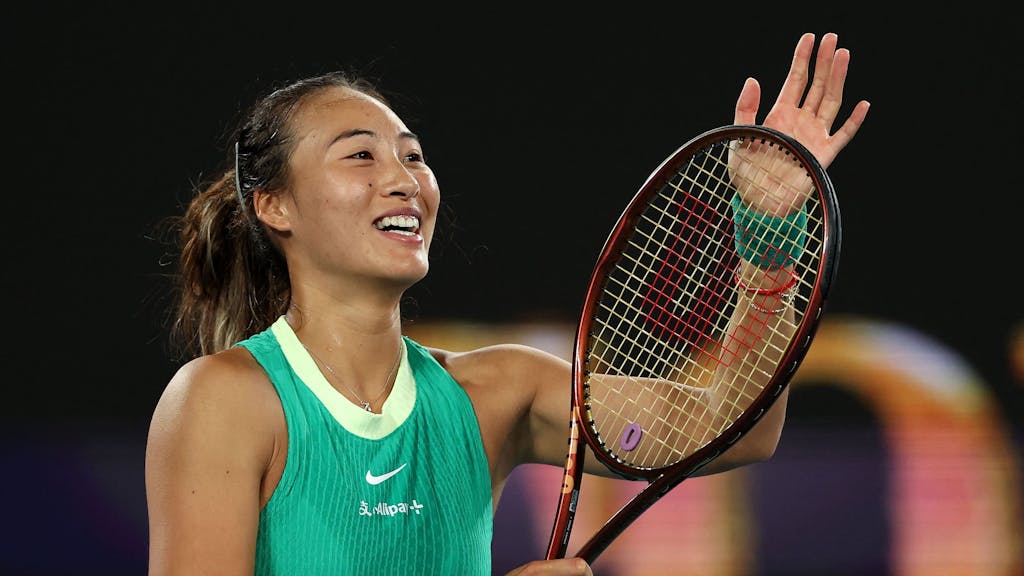 Zheng Qinwen jubelt nach dem Halbfinal-Sieg gegen Dajana Jastremska.