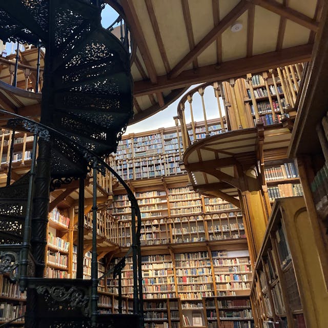 Holzbalustraden und Tausende alter Bücher reichen bis unter die Decke der Bibliothek.