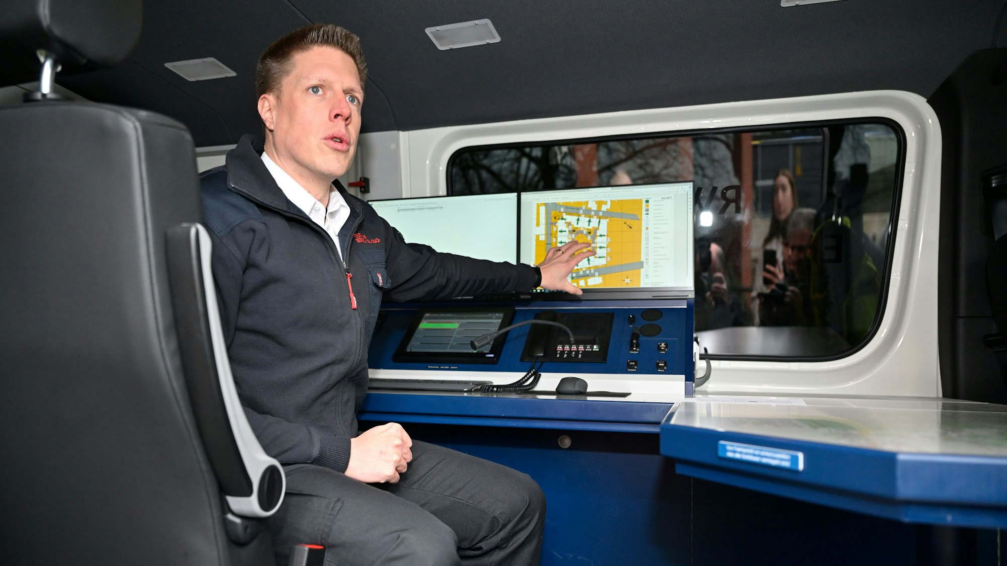 Der neue, 170 00 Euro teure Einsatzleitwagen hat im Inneren auch jede Menge Digitaltechnik, wie Gefahrenvorbeugungsabteilungsleiter Felix Müller vorführt.