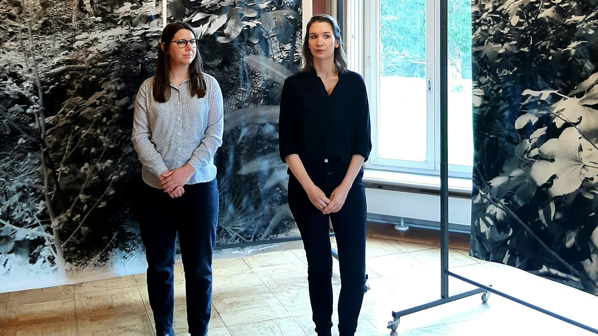 Ausstellung "An den Rändern" im Museum Morsbroich und dem Kunstverein Leverkusen, kuratiert von Miriam Edmunds (l.) aus Basel und Maxie Fischer aus Berlin. 
